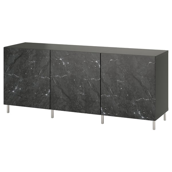 Un buffet BESTÅ en marbre noir avec trois portes et des pieds en acier inoxydable. Son design élégant offre un grand espace de rangement et d’exposition.