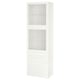 Une armoire de rangement BESTÅ blanche. Il dispose de portes et de tiroirs en verre pour le rangement et l’exposition.