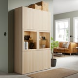 Unité de stockage BESTÅ avec portes vitrées, exposant des objets, combinant stockage ouvert/fermé.