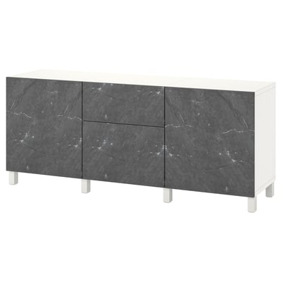 Un buffet BESTÅ blanc et gris. Il se compose de trois sections avec deux portes et un tiroir, combinant un dessus et une base blancs avec un design d’aspect marbre gris foncé.