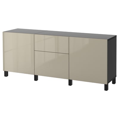 Un buffet ikea BESTÅ en beige avec trois sections : deux armoires et un tiroir, soutenu par des pieds noirs.