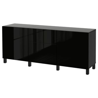 Un buffet ikea BESTÅ noir avec quatre portes, une finition brillante, une forme rectangulaire et des pieds inclinés.
