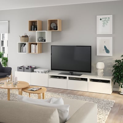 Salon moderne avec meuble TV BESTÅ, canapé, table basse et décorations.