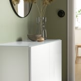 Panneau supérieur en verre blanc BESTÅ, élégant et minimaliste, s’adapte à plusieurs unités, petites plantes séchées et bol sur le dessus.