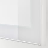 Une armoire blanche élégante et moderne avec une finition lisse et brillante et des tiroirs à fermeture douce.