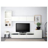 Salon moderne avec meuble TV BESTÅ blanc, télévision à écran plat, armoires murales et plante ; Idéal pour un espace organisé et sans encombrement.