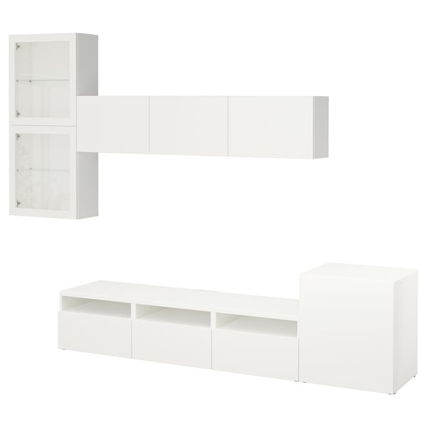Un combo de rangement BESTÅ blanc avec des unités murales et au sol, avec des étagères réglables et des portes vitrées pour exposer les objets et dissimuler le désordre.
