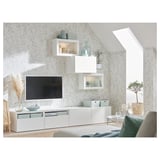 Salon moderne avec meuble TV BESTÅ, étagères réglables, tiroirs et armoires murales. Accents bleu clair et papier peint à motifs de feuilles.