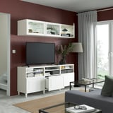 Salon moderne avec murs marron, meuble TV BESTÅ, canapé, table basse et fenêtre.