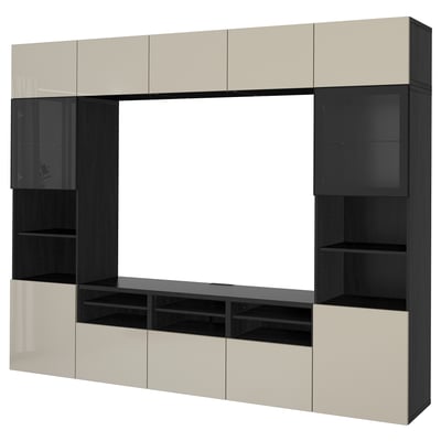 Moderne, grande unité de stockage BESTÅ. Dessus en beige, bas en noir. Portes vitrées sur les côtés, étagères ouvertes au centre. Design haut, rectangulaire et élégant.