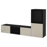 Meuble TV moderne noir et beige. Combine le stockage ouvert et fermé. Design rectangulaire élégant pour un style minimaliste.
