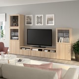 Salon moderne avec télévision sur l’unité BESTÅ, canapé, décoration minimale.