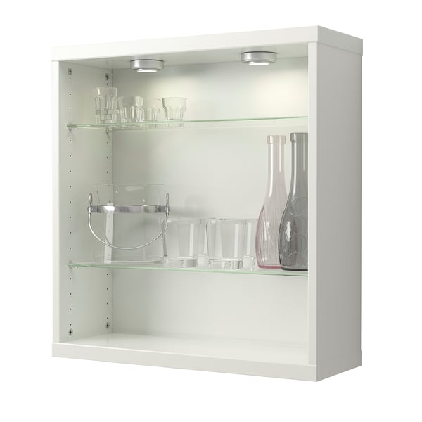Armoire murale blanche avec étagères en verre, éclairée par des projecteurs, exposant de la verrerie transparente et des vases.