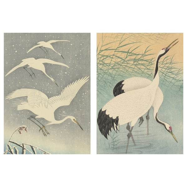 Deux estampes japonaises : des grues volant et debout dans la nature, des couleurs sourdes.