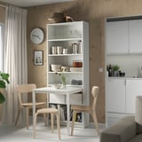 Cuisine moderne avec combo bibliothèque-bureau BILLY blanc, chaises en bois clair, rideaux gris et décor minimaliste.