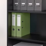 Étagère avec chemises étiquetées ; boîtes supérieures étiquetées par plage de lettres.
