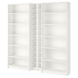 Une étagère BILLY blanche avec plusieurs étagères réglables. Son design minimaliste offre des options de rangement polyvalentes.