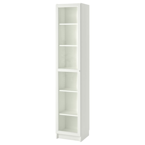 Une étagère BILLY blanche et haute avec quatre étagères réglables. Le design minimaliste est idéal pour ranger des livres et des objets de décoration.