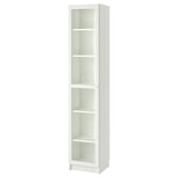 Une étagère BILLY blanche et haute avec quatre étagères réglables. Le design minimaliste est idéal pour ranger des livres et des objets de décoration.
