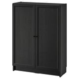 Bibliothèque BILLY noire avec deux portes à panneaux, rectangulaire, design minimaliste pour le rangement.