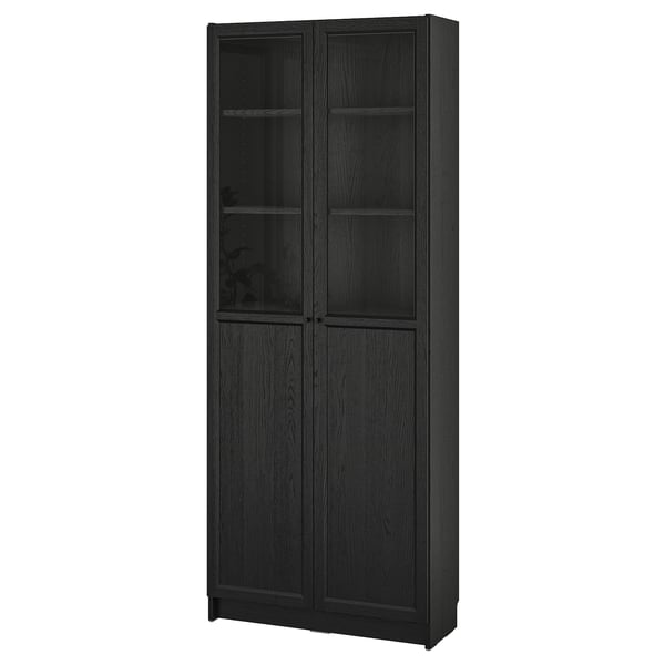 Élégante bibliothèque BILLY en noir avec des portes en verre et des cache-touts. Design élégant et vertical avec rangement polyvalent.