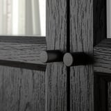 Porte en bois noir avec deux poignées de porte rondes noires, surface texturée, construction robuste.