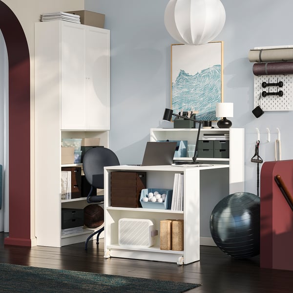 Bibliothèque BILLY avec bureau pliable, rangement blanc, ouvert et fermé, lampe, ordinateur, équipement d’exercice.