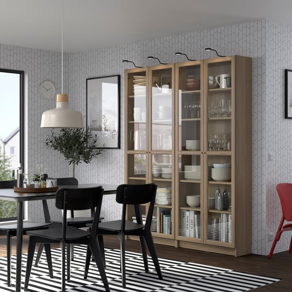 Salle à manger moderne avec bibliothèque BILLY et tapis rayé.