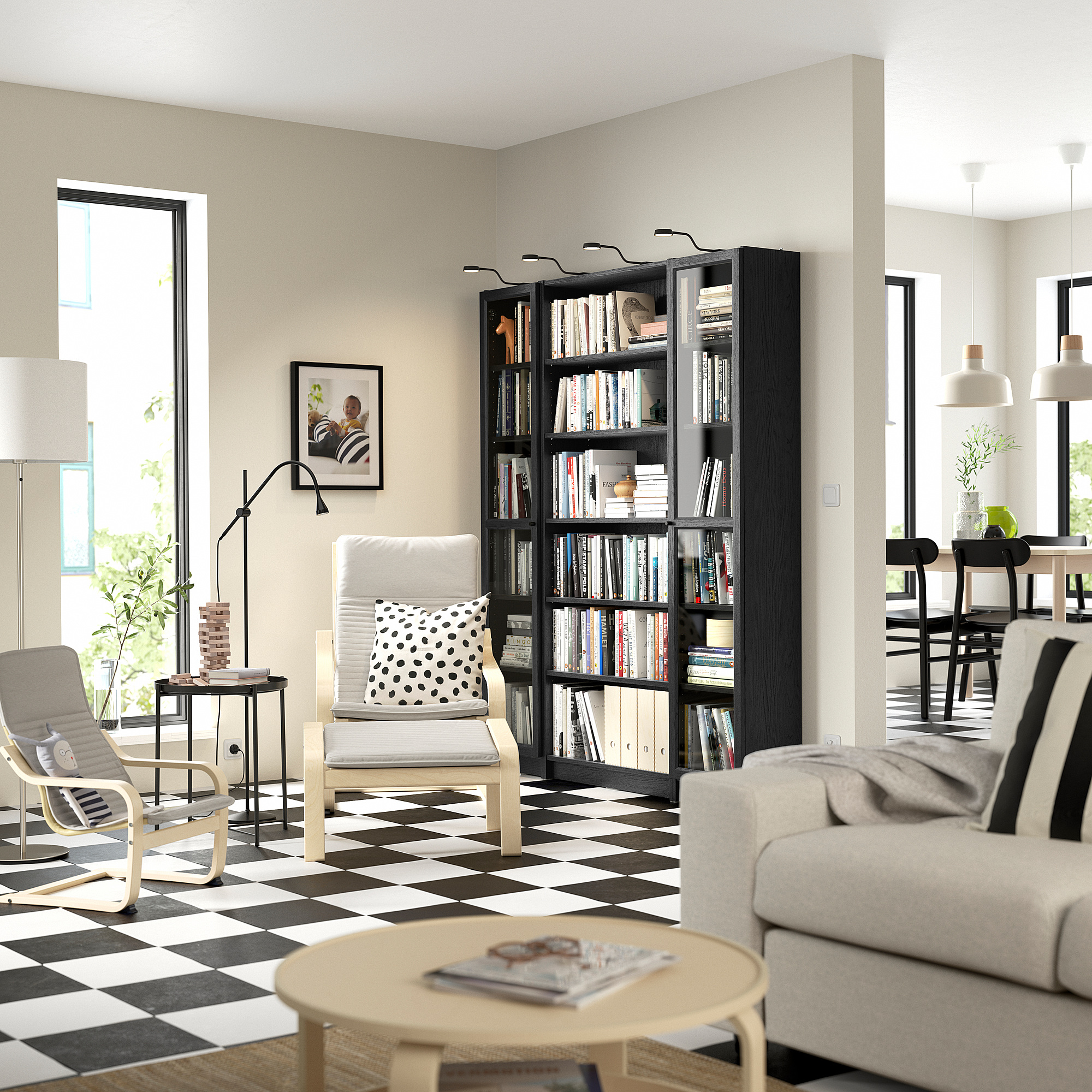 Salon moderne avec bibliothèque noire BILLARD, meubles blancs, sol en damier, grande fenêtre et suspensions.