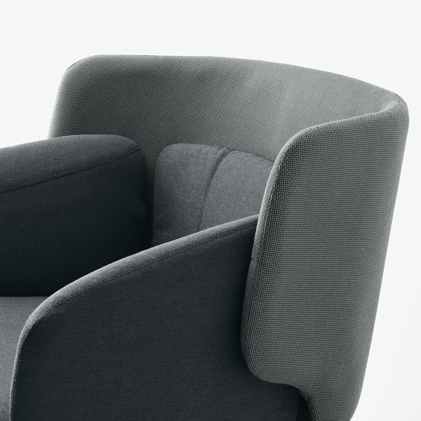 Gros plan d’un fauteuil moderne rembourré, présentant un tissu élégant et un design incurvé pour le confort et le style.