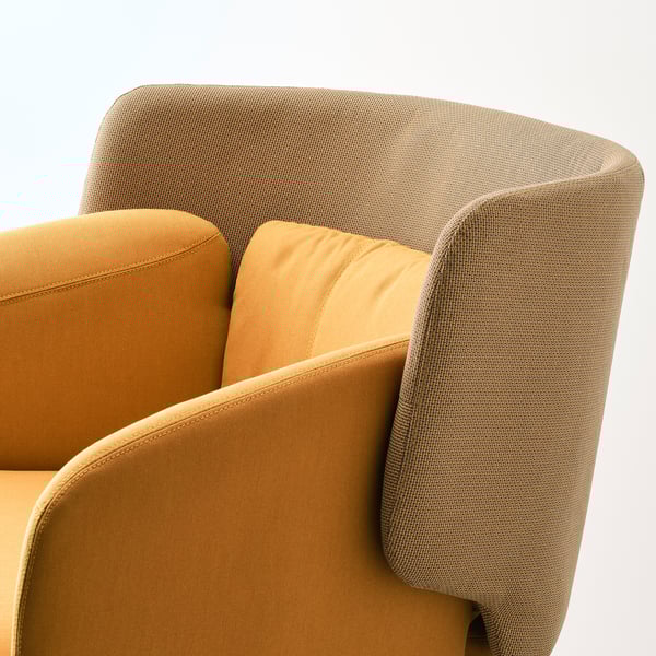 Gros plan du fauteuil BINGSTA mettant en valeur son dossier incurvé en tissu jaune bicolore, mettant en valeur son design confortable et élégant.