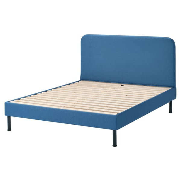 Cadre de lit rembourré bleu avec lattes de bois. Design moderne, lignes épurées. Tête de lit haute, pieds noirs.