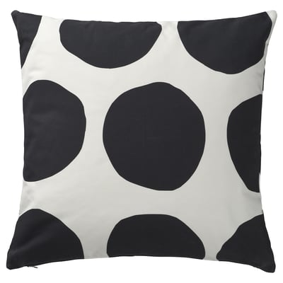Un oreiller carré BLÅMUNKAR, blanc avec de gros points noirs. C’est un design moderne et ludique.