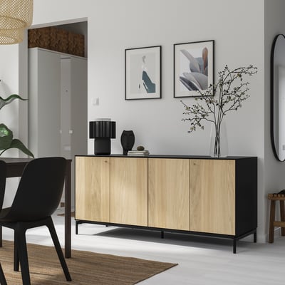 Buffet bicolore BOASTAD noir et chêne avec portes pliantes et décor.