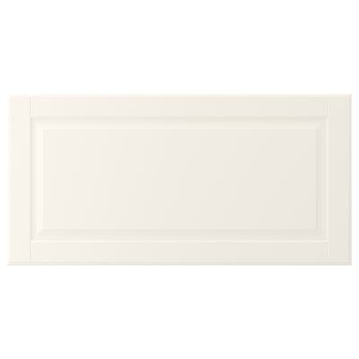 Affiche une porte d’armoire BODBYN blanche avec un design lisse et rectangulaire et des panneaux biseautés.