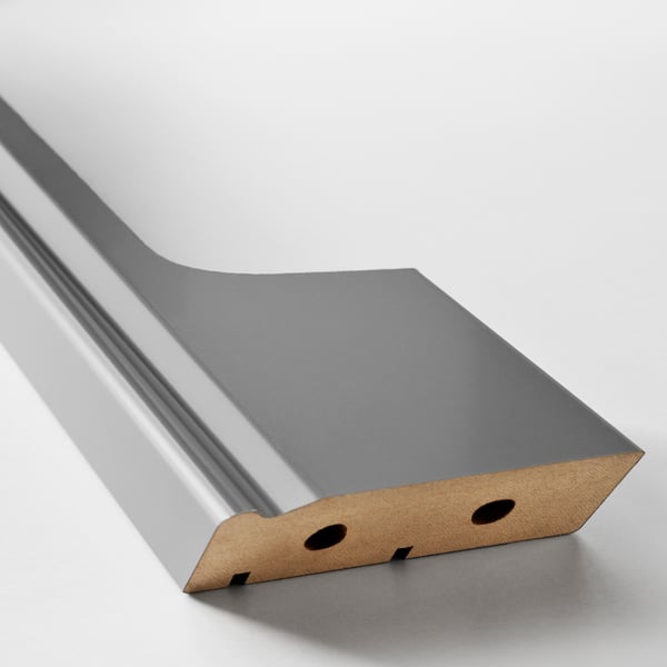 Socle de cuisine moderne en finition lisse et grise. Découpé avec précision avec des bouches d’aération, assurant un design élégant et une fonctionnalité.