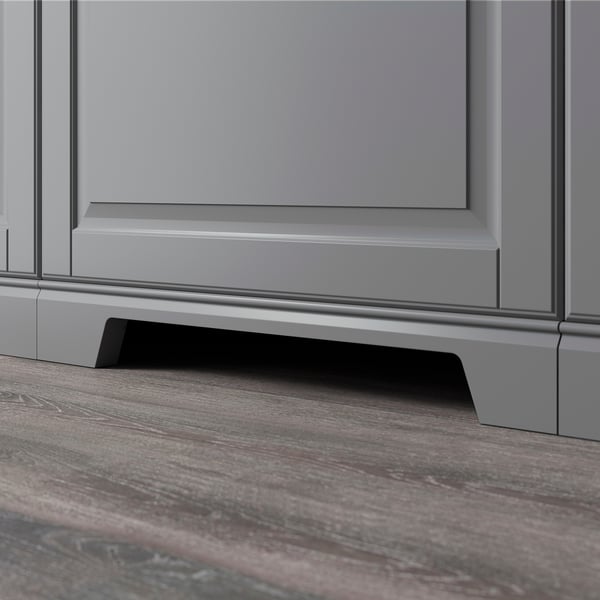 Socle d’armoire de cuisine avec découpe de ventilation et motif gris biseauté.