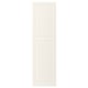 Une porte d’armoire BODBYN blanche avec des panneaux biseautés, finition lisse et laquée, adaptée aux meubles de cuisine.