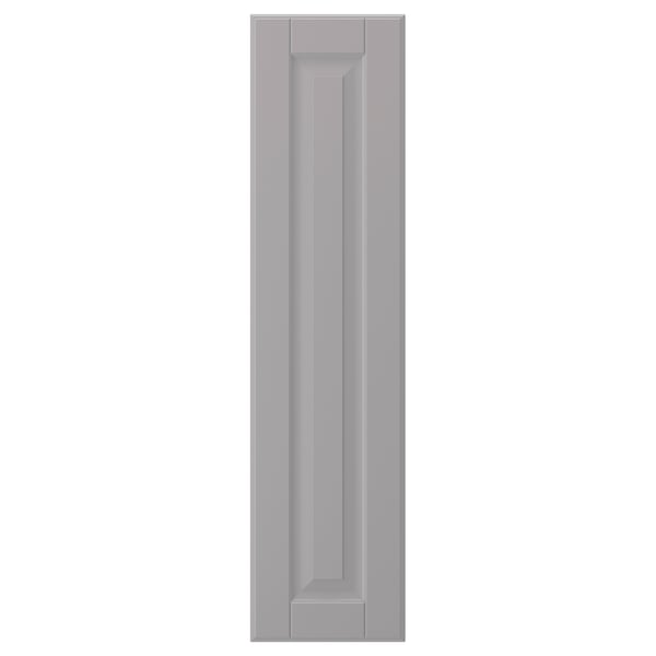 Une porte d’armoire BODBYN gris clair avec des panneaux biseautés, offrant un design traditionnel en panneau de fibres laqué.