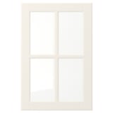 Une porte d’armoire rectangulaire blanche avec quatre panneaux biseautés dans un style classique. Il s’agit d’une surface lisse et laquée facile à nettoyer.