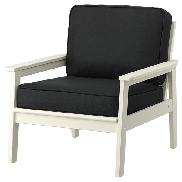 Fauteuil d’extérieur noir et blanc avec coussins sombres, au design moderne et fabriqué en bois d’acacia et en plastique.