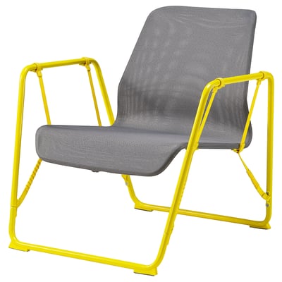 Chaise de jeu BRÄNNBOLL, cadre en métal jaune, maille grise, design ergonomique.