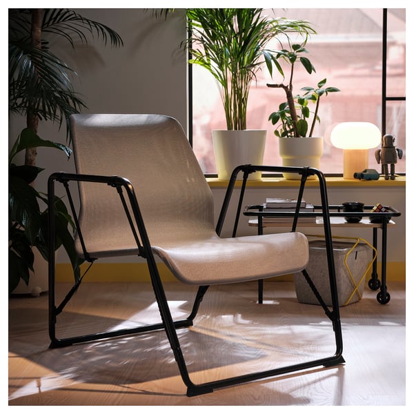Chaise BRÄNNBOLL en maille grise, métal noir près de la fenêtre.