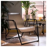 Chaise BRÄNNBOLL en maille grise, métal noir près de la fenêtre.