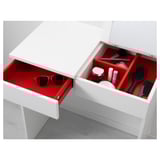 Commode blanche, tiroirs rouges, miroir, rangement.