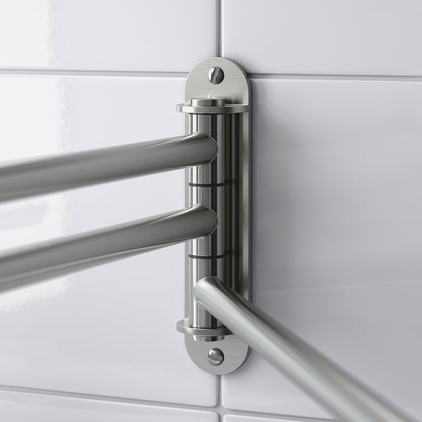 Sèche-serviettes en acier inoxydable avec bras réglables monté sur un mur carrelé.
