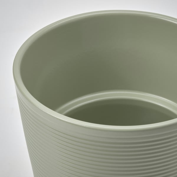 Des pots texturés vert clair ont été mis en valeur, mettant en valeur leur design lisse et élégant.