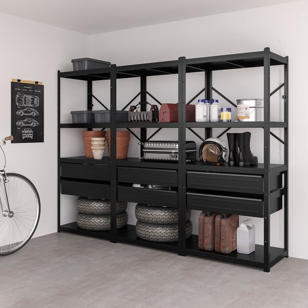 Les étagères noires BROR permettent de ranger des pneus, des outils et des conteneurs. Plus grand que le vélo, s’adapte bien aux coins.