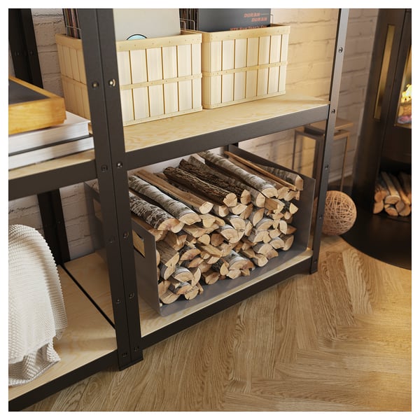 Étagère de rangement en métal noir et bois avec bûches et bacs de rangement. Design rustique et moderne.