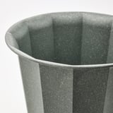 Gros plan d’une jardinière verte BUSKVERK montrant sa texture nervurée et son matériau durable et recyclé.